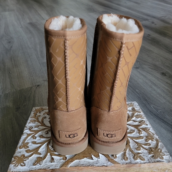 UGG Classic Short Logo Suede Boot - Picture 6 of 9